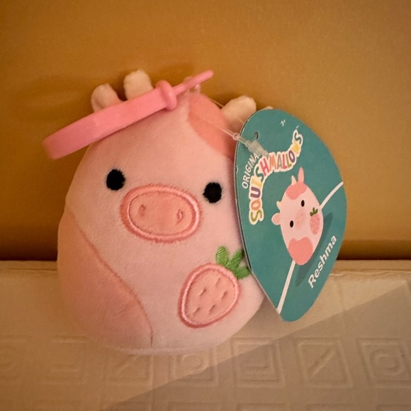 Nwt 🐮  🍓 3" Clip Reshma the Strawberry Cow Squishmallow - Picture 2 of 4